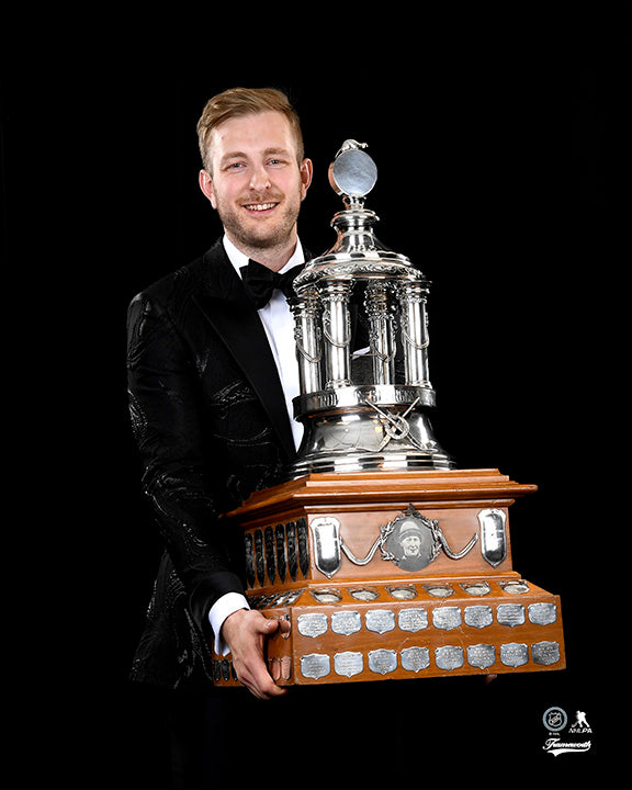 Pre-Order - Linus Ullmark Autographed Vezina Trophy 2023 8x10 Photo